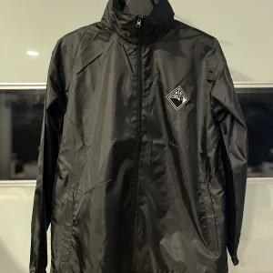 Impermeável Preto Emblema AAC